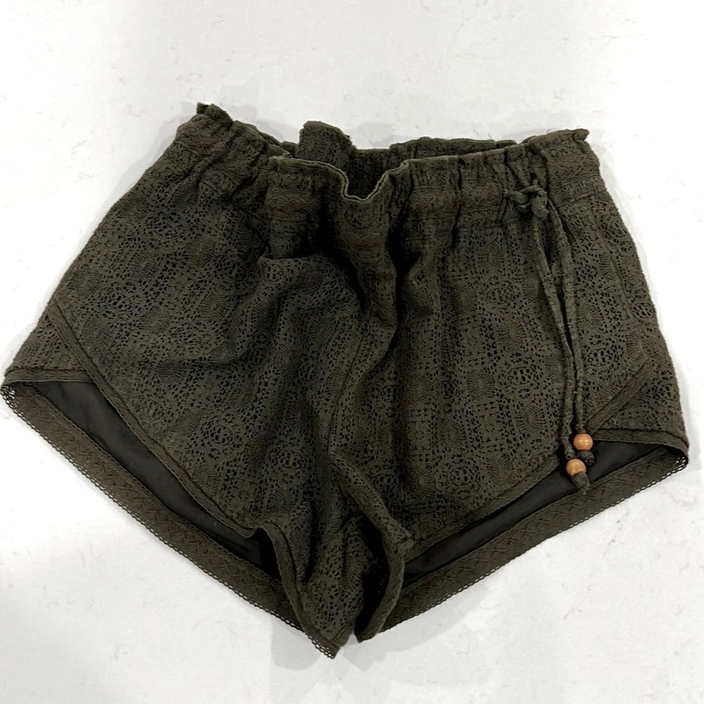 - Rewind shorts olive size L